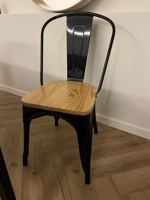 Cadeiras em ferro preto e madeira