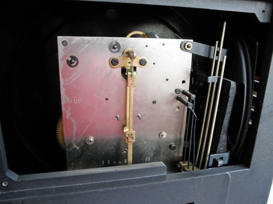 Zegar wiszący wahadłowy METRON . PRL - sprawny.