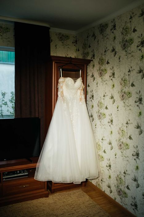 Продам весільну сукню