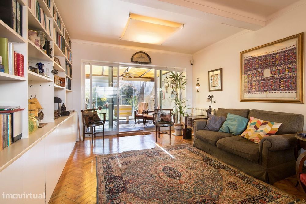 Moradia T3, Remodelada, com Jardim, em zona nobre do Restelo