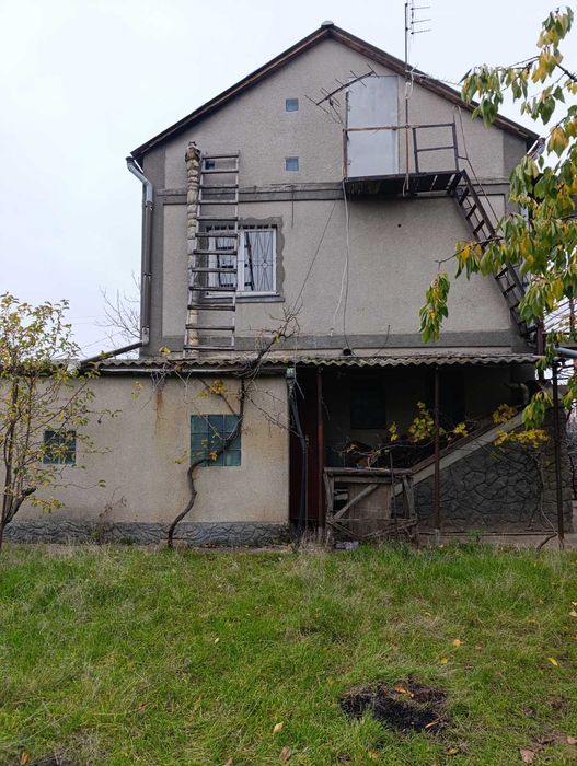 Капитальный дом в Светлом с подвалом и гаражом. Участок 6 соток.