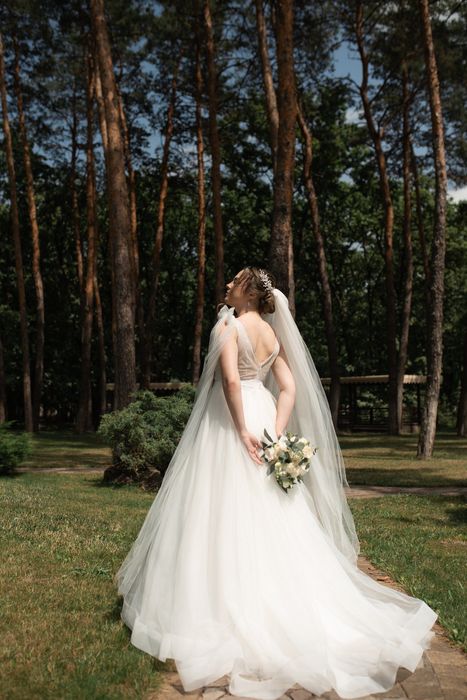 Весільна сукня з невеликим шлейфом