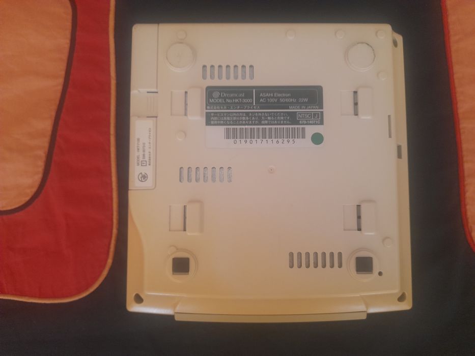 Dreamcast japonesa (60Hz) c/ fonte RetroPSU externa (europeia)