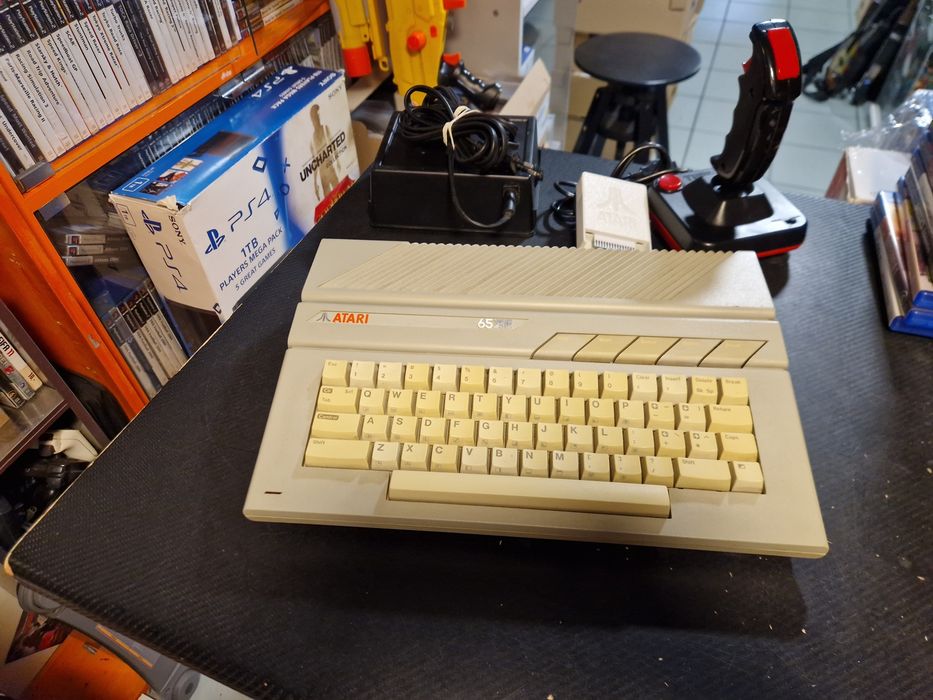 Atari 65xe zestaw Świat Gier TV Częstochowa Al NMP 28 w bramie