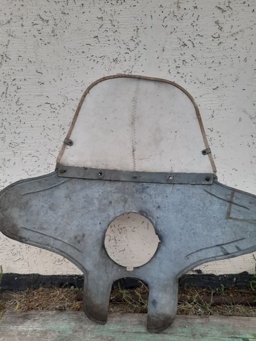 Вітрове скло на мотоцикл.