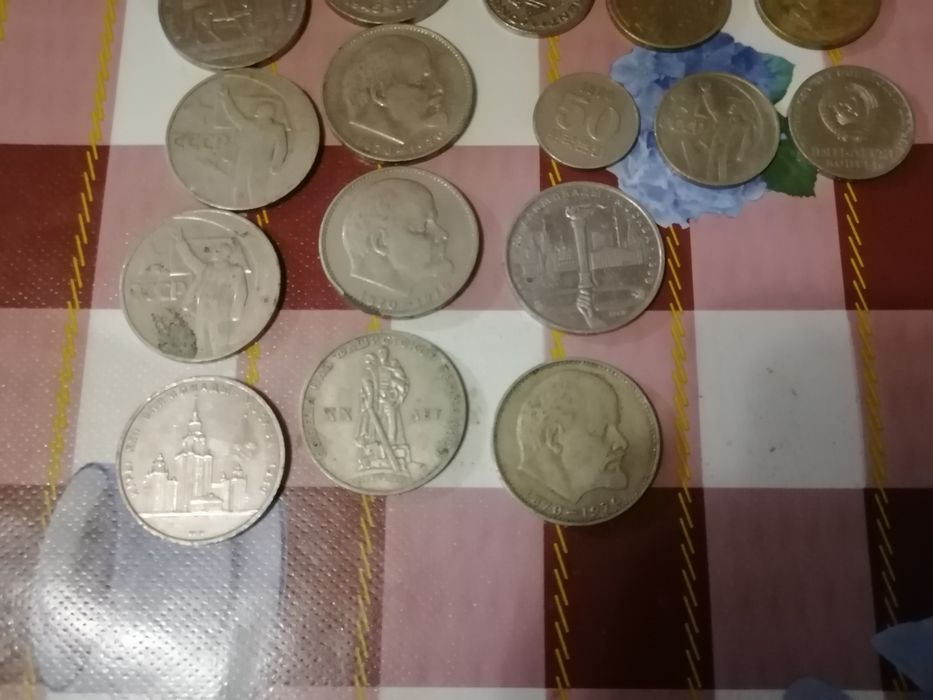 Продам монеты и значки