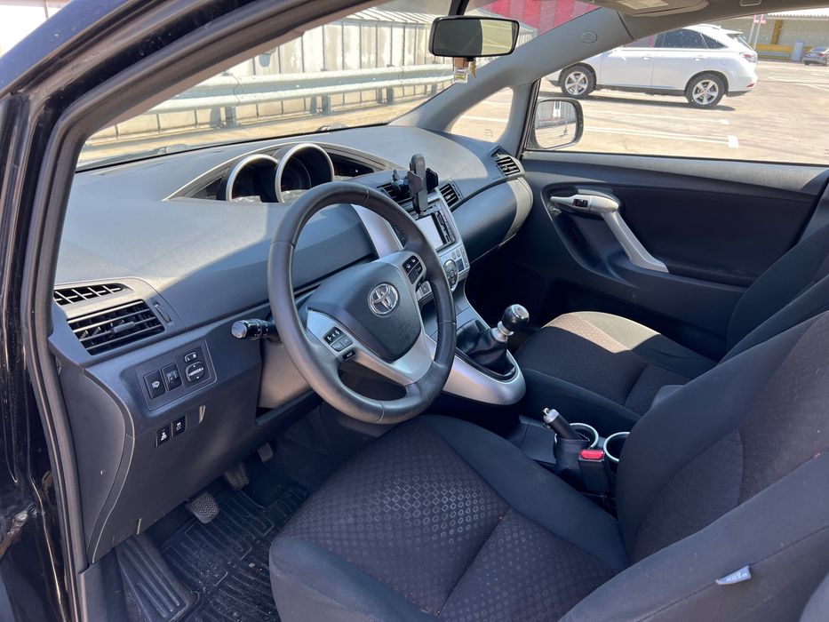 Продаж Toyota Verso 2011