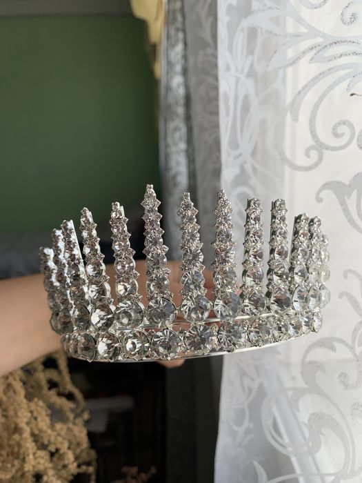 Діадема і сережки.