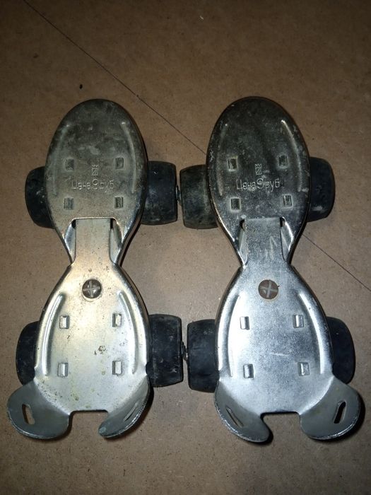 Спорт:Роликові ковзани радянського виробництва.