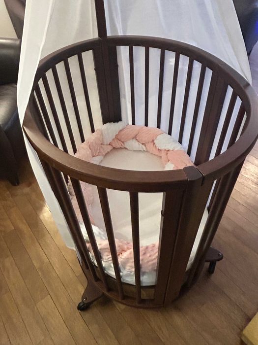 Łóżeczko Stokke Sleepi Mini z materacem i baldachimem.