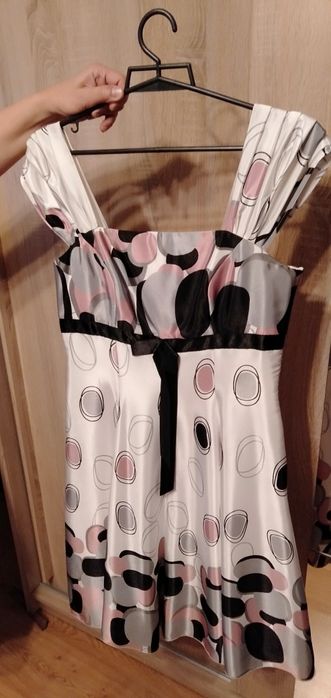 Piękna sukienka imprezowa 38 odcinana pod biustem, śliski materiał