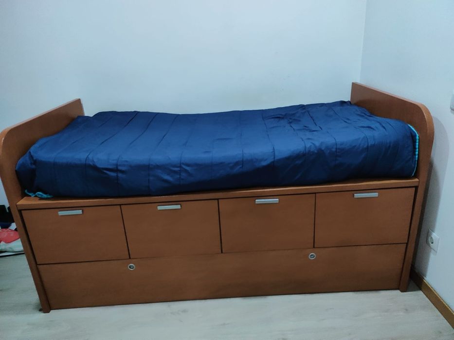Cama de solteiro com gavetas e cama extra