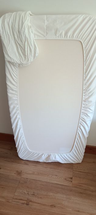 Colchão  como novo  com  lençóis cama criança