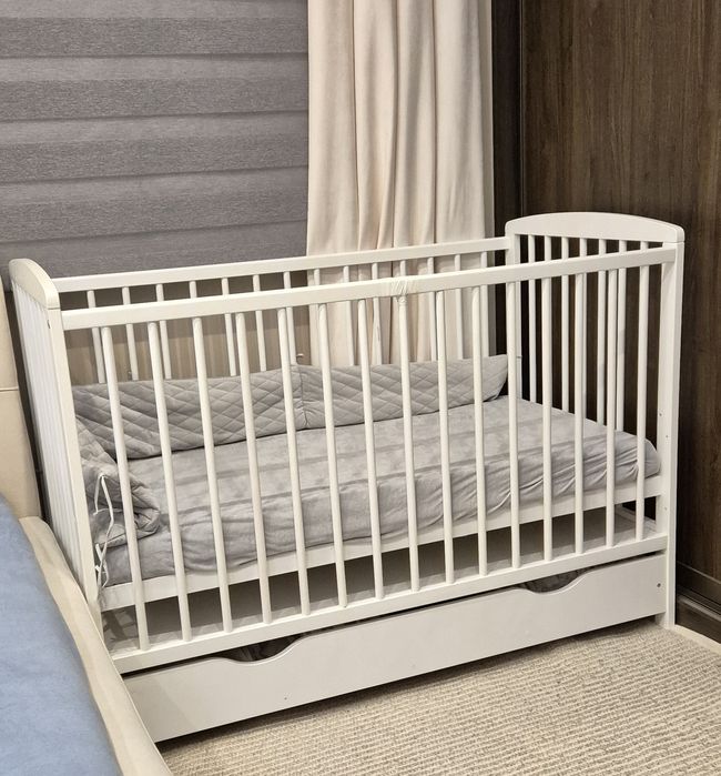 Łóżeczko dziecięce z szufladą białe 120 x 60 cm  stan bdb 3 poziomy
Do