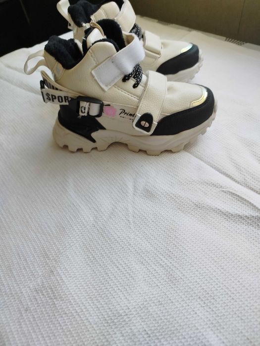 Продам тепле взуття на дівчинку