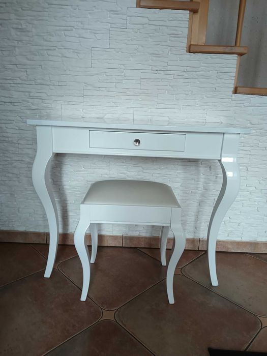 Piękna konsola toaletka biała lakierowana z taboretem