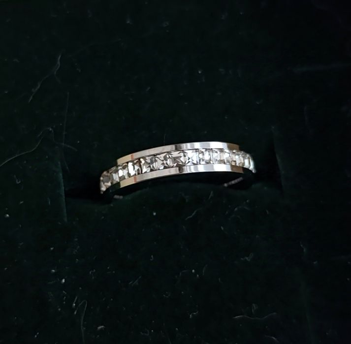 Pierścionek typu obrączka srebrny z cyrkoniami