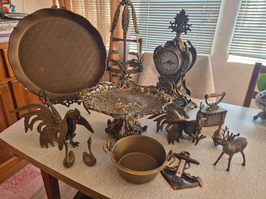 conjunto de antiguidades em bronze, latão, estanho e cobre.