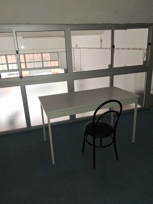 Aluga-se Armazém na freguesia de Santa Clara - Lisboa. Tm 914083889