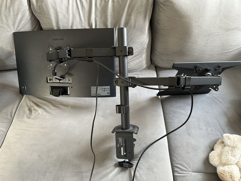 Zakrzywiony monitor samsung i obrotowy uchwyt do monitora i laptopa