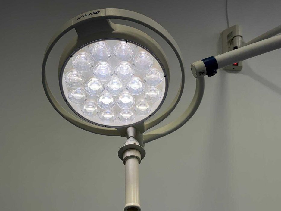 Candeeiro cirúrgico LED