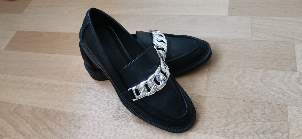 Stylowe mokasyny Stradivarius z ozdobnym łańcuchem