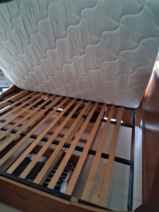 Cama de casal pinho maciço cor de mel com colchão e estrado incluídos