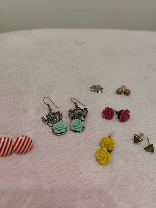 Dou conjuntos de brincos