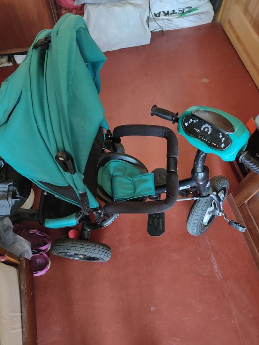 Велосипед трёхколёсный с тентом и ручкой управления для взрослых.