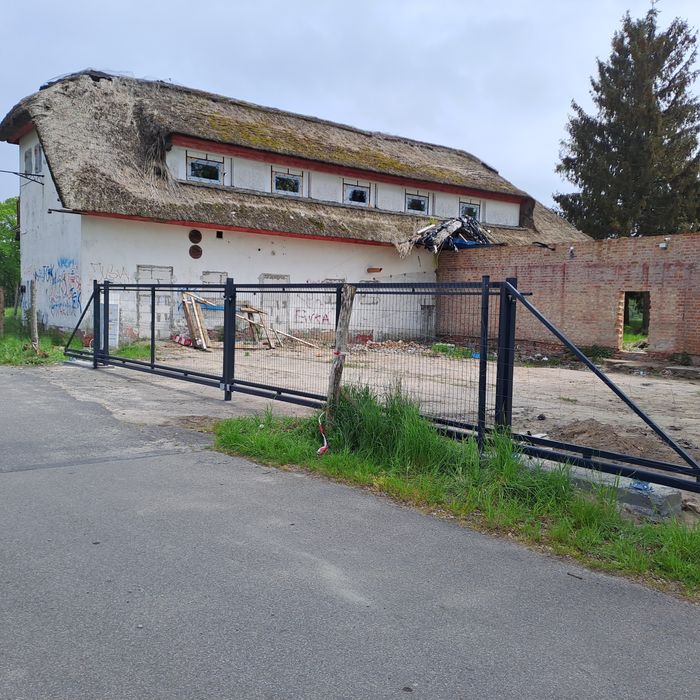 Brama przesuwna panelowa.