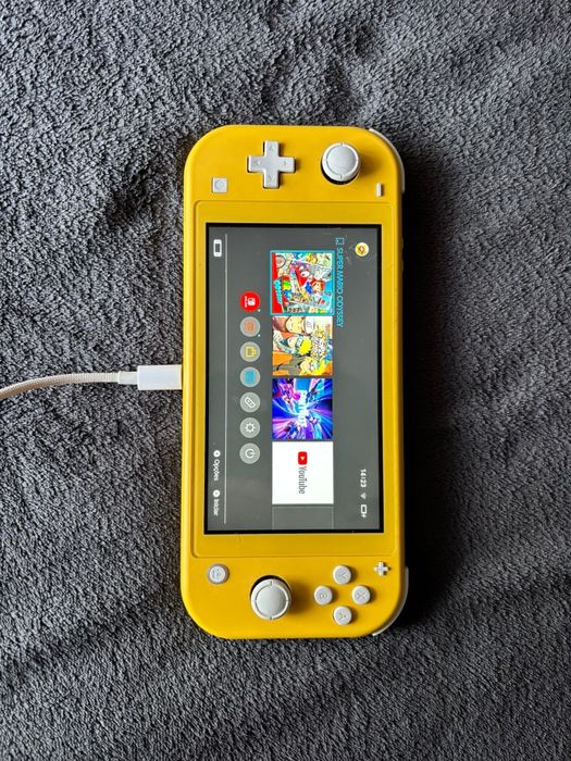 Nintendo switch lite  amarela e jogo Super Mario Odissey