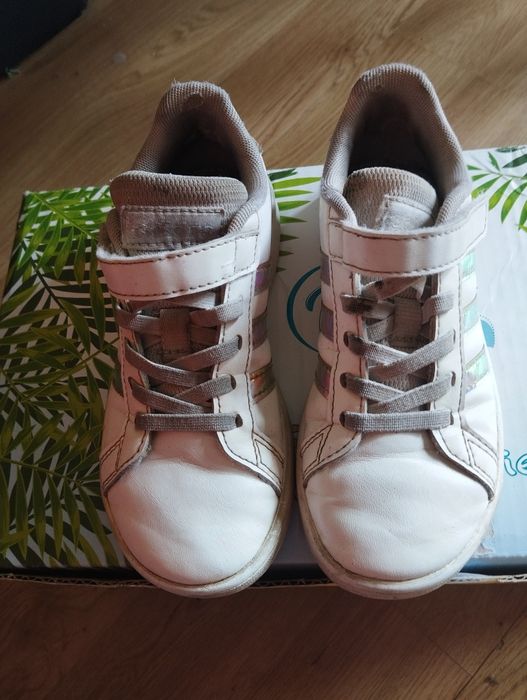 Białe buty dziewczęce adidas