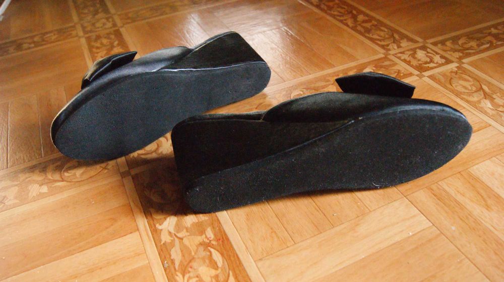 Klapki na koturnie, czarne z kokardą, rozm. 37