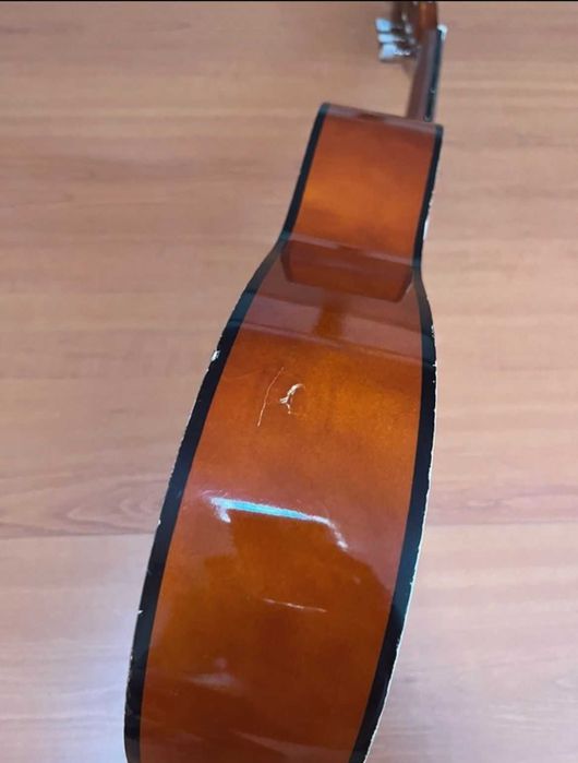 Guitarra da Carmen com capa protetora