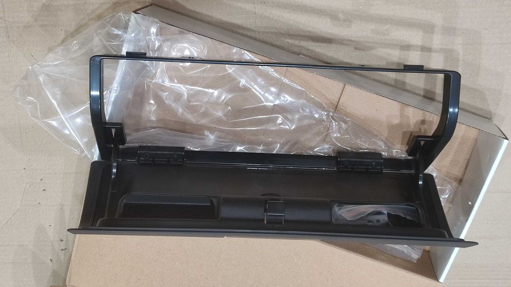 Крышка бардачка Volkswagen Caddy (04+)