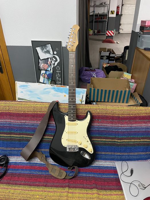 Guitarra Stagg para iniciante + strap