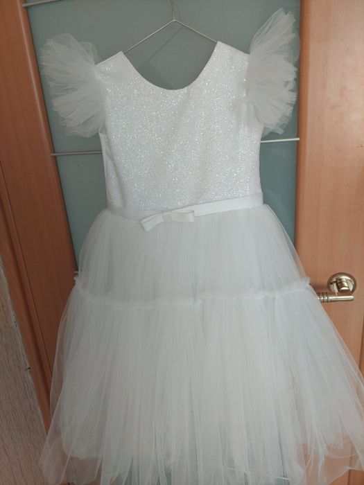 Продам біле плаття в дуже гарному стані 5-6років!