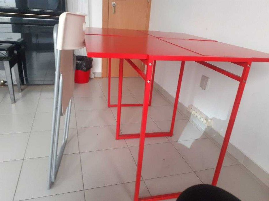 Mesas e cadeiras em metal e pvc