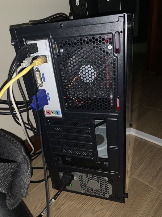 Pc torre +monitor +secretaria