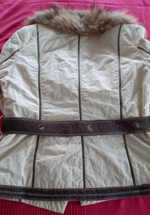 Casaco cintado com gola pêlo