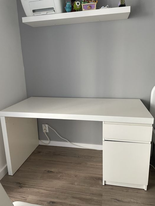 Secretária de cor branca do Ikea