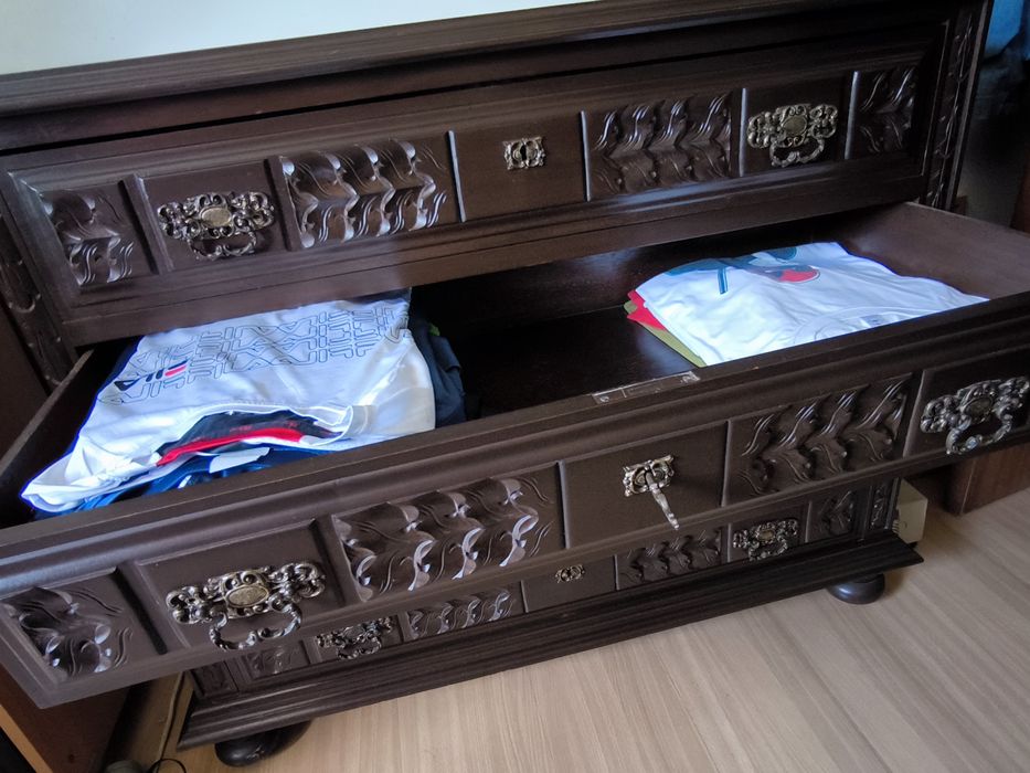 Vendo cómoda de quarto vintage de madeira escura trabalhada