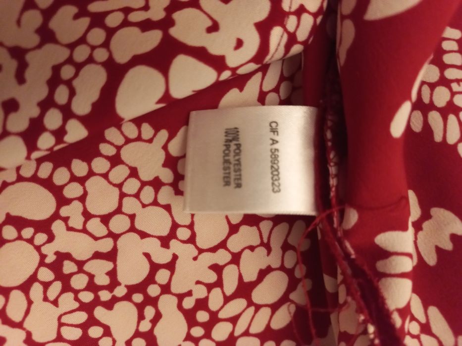 Camisa de manga curta vermelha e branca