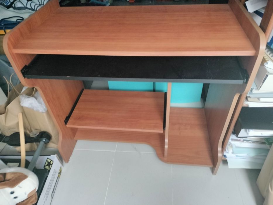 Secretária de estudo e computador