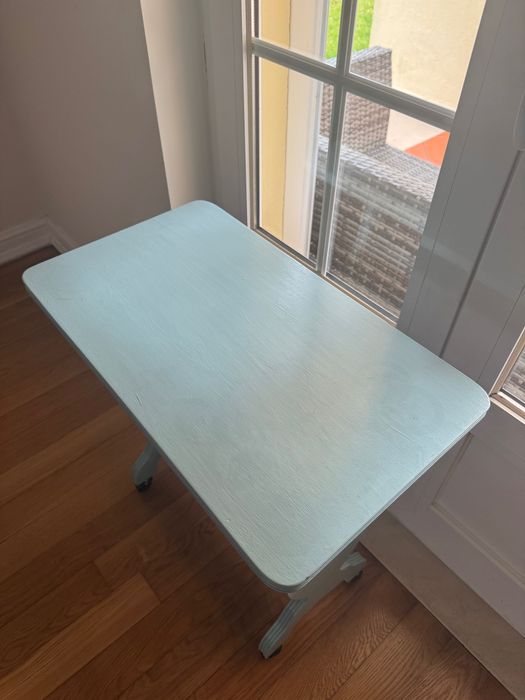 Mesa vintage de madeira com rodas