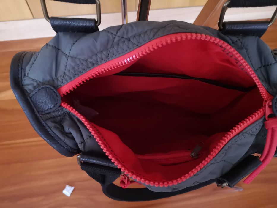 Mala Pepe Jeans em verde tropa com detalhes em vermelho