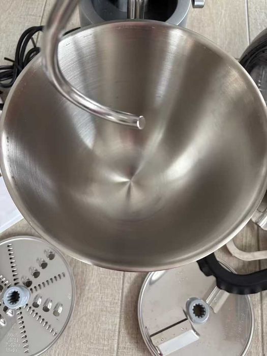 Robot kuchenny Bosch Optimum 9 z kostkarką.