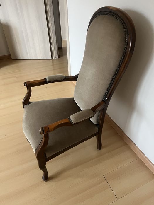 Fotel drewno obity beżowym welurem