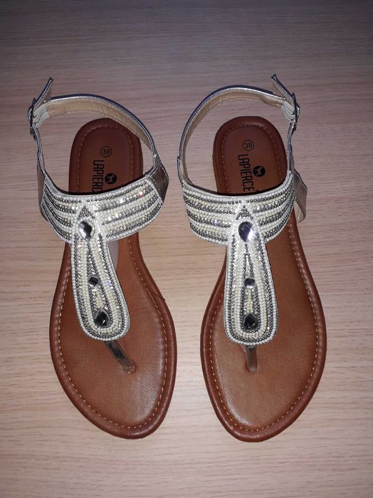 Sandálias brancas e prateadas