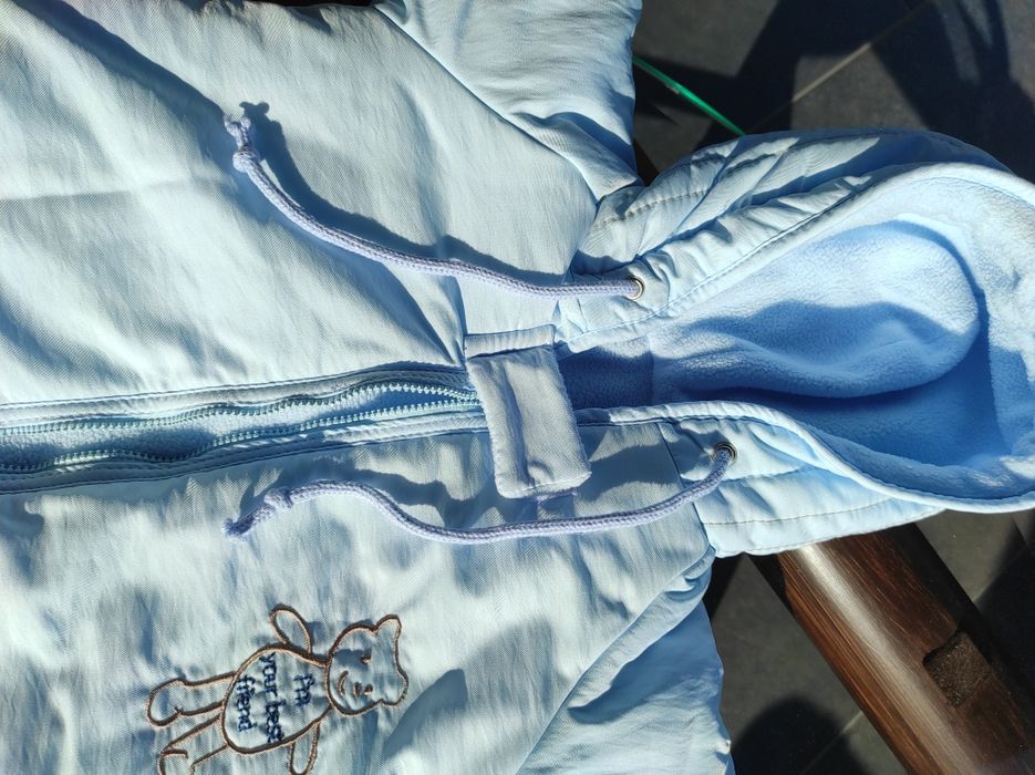 Błękitny niebieski ocieplany kombinezon zimowy do wózka dla niemowlaka